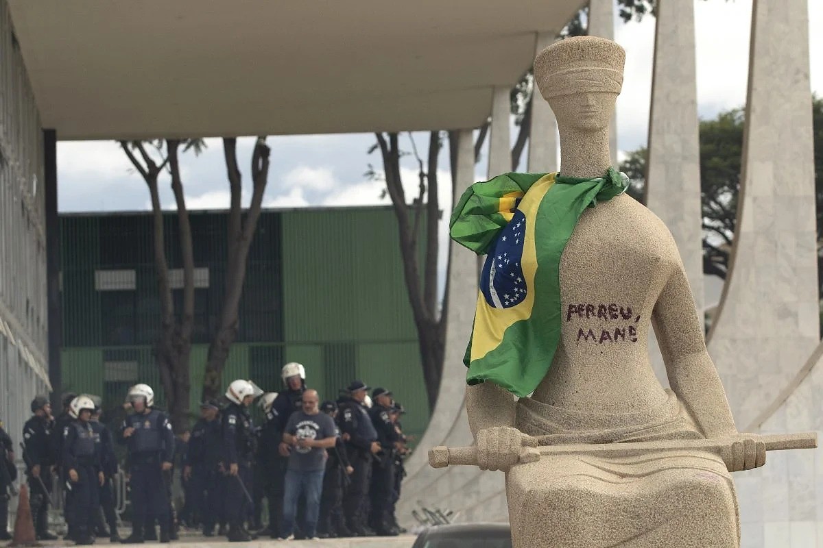 Estátua da Justiça pichada com batom no Supremo