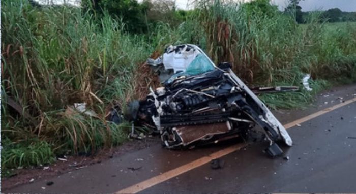 Dois adolescentes morrem ap&iuml;&iquest;&frac12;s Corolla bater em carreta; motorista tinha 14 anos