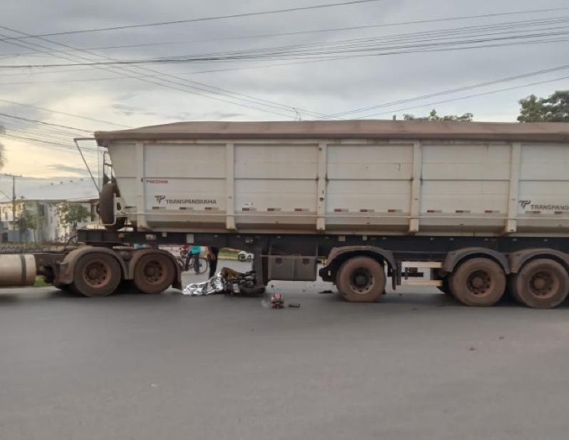 motociclista morre após colidir com caminhão