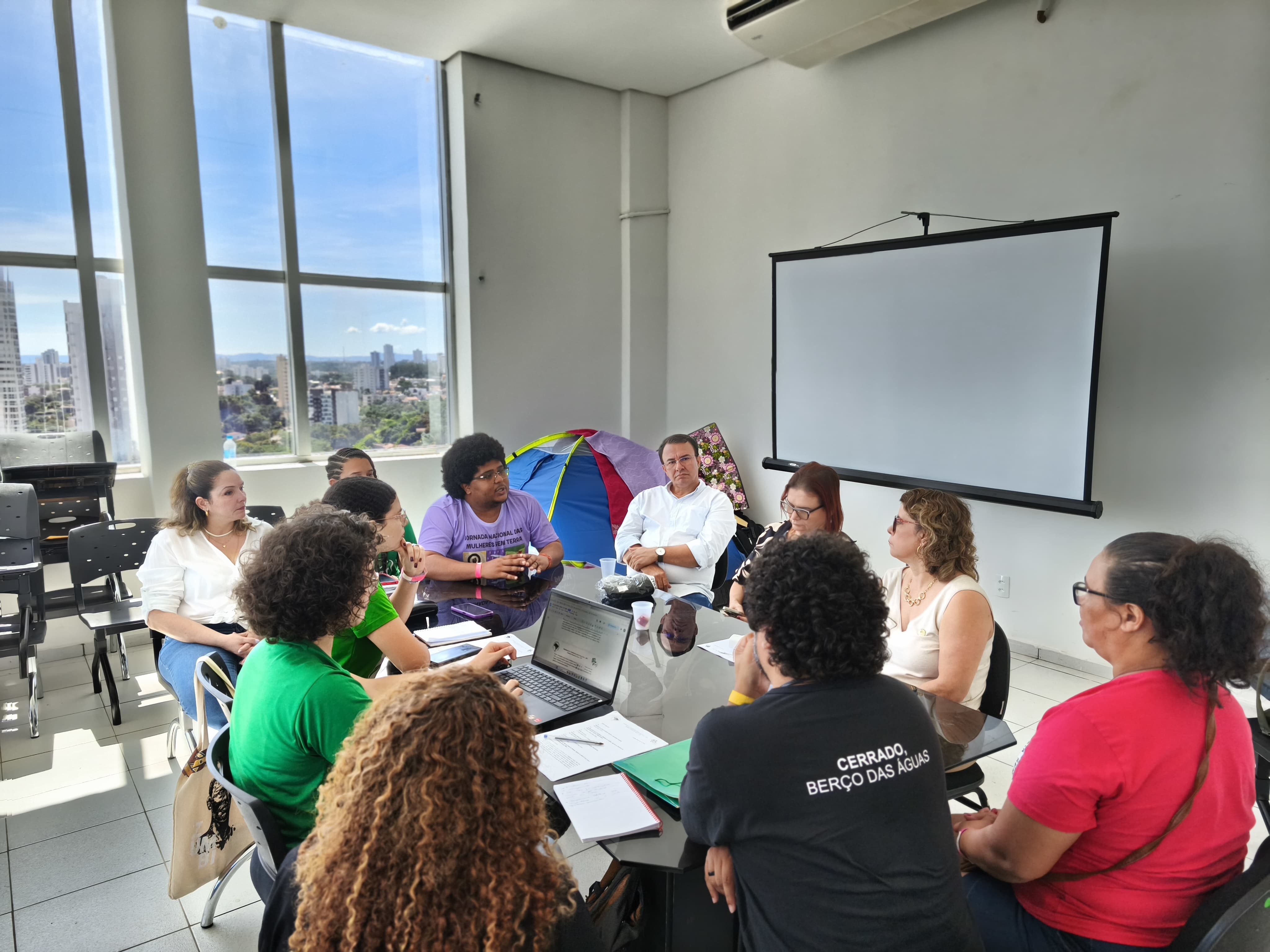 MST desocupa sede do Incra em Cuiab�
