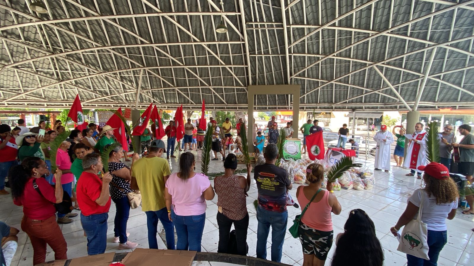 MST desocupa sede do Incra em Cuiab�