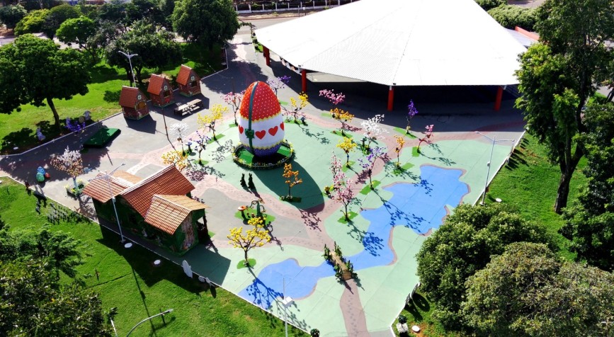 Ovo de P�scoa gigante em �gua Boa
