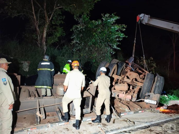 Acidente entre carreta e �nibus na Serra de S�o Vicente