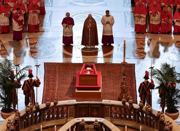 Especial Conclave - Translada��o do corpo do Papa