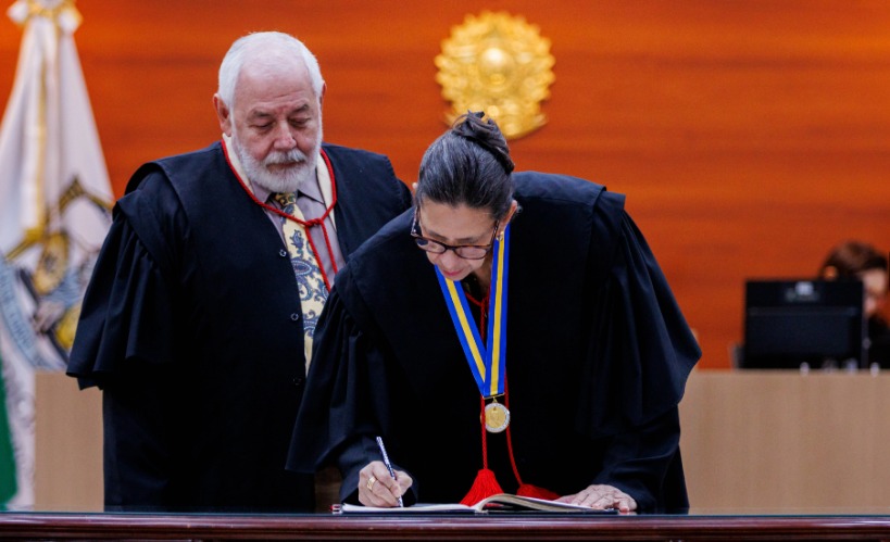 Desembargadora Maria Aparecida Ribeiro � homenageada durante sess�o no Pleno do TJ