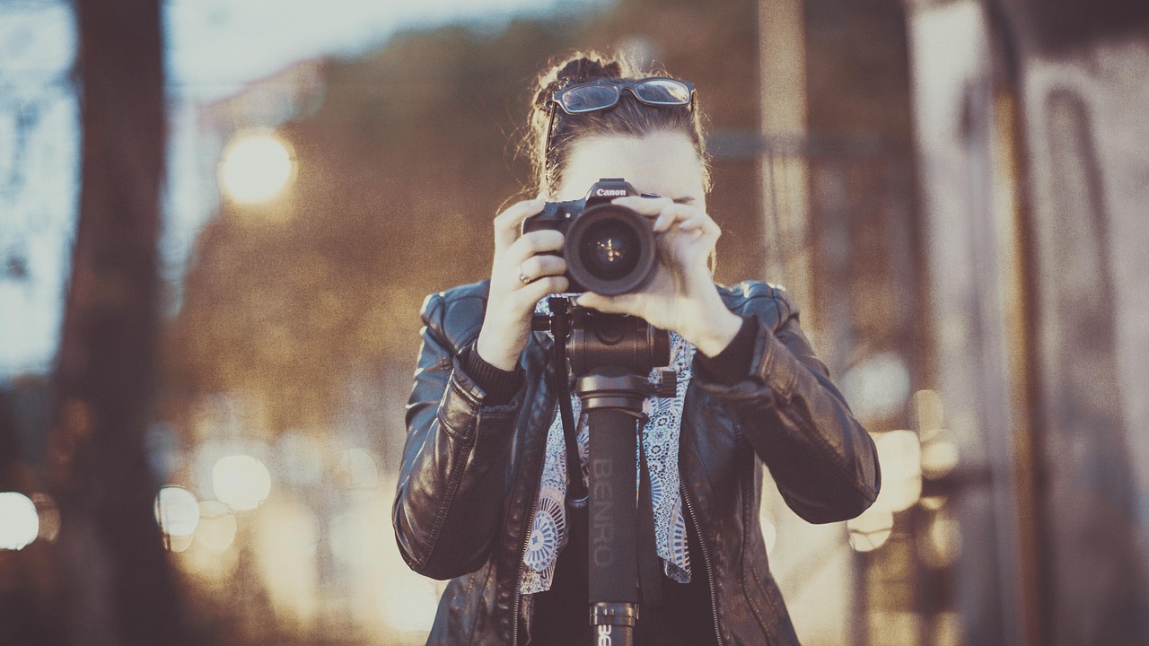 Pessoa tirando fotografia - m�quina - fot�grafo