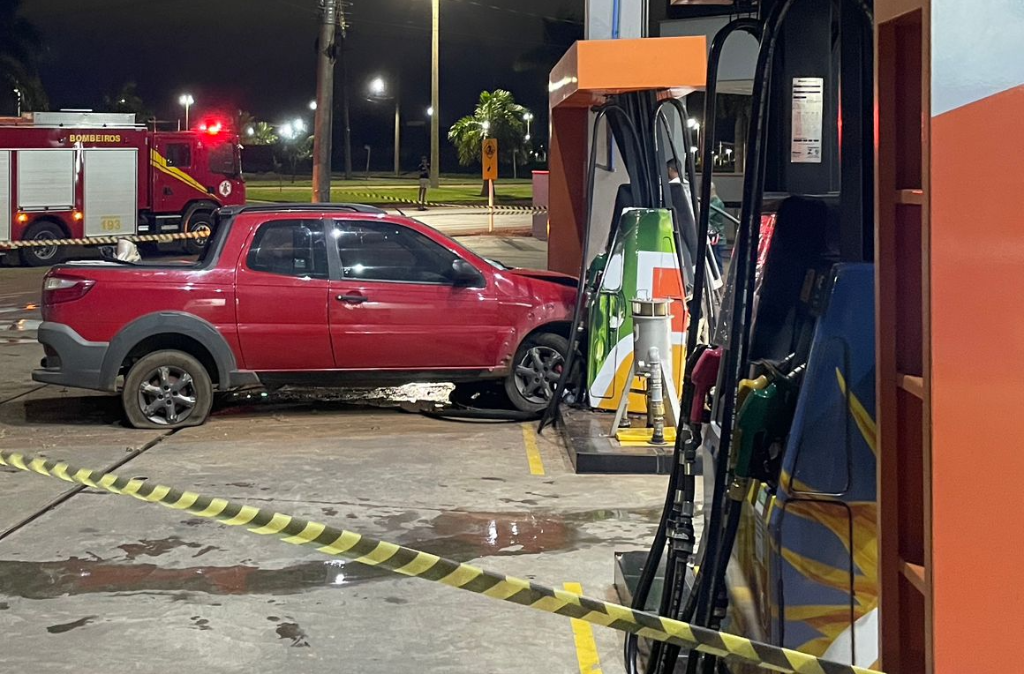 Mulher bate carro em bomba de combustível