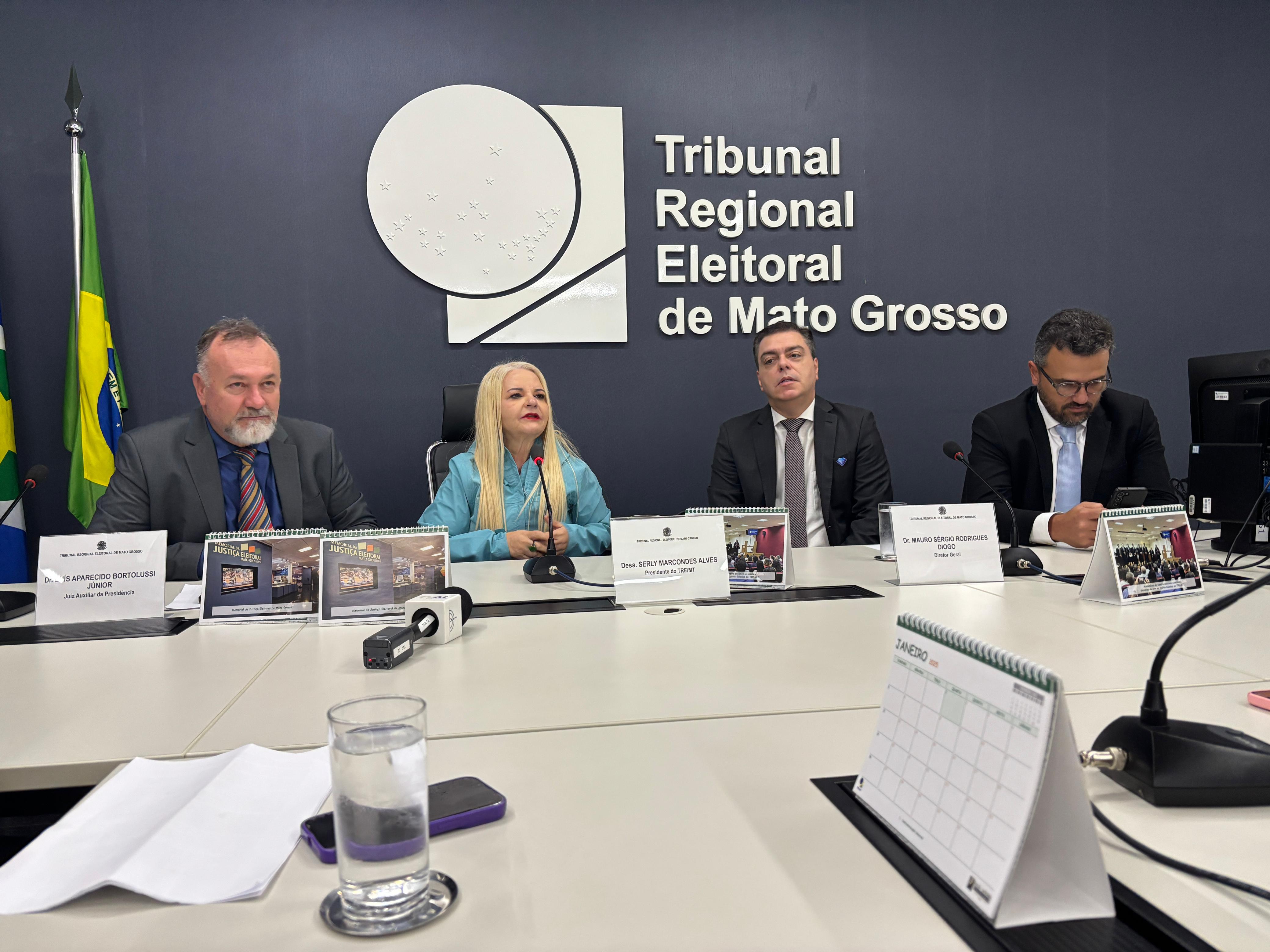 Ju&iuml;&iquest;&frac12;x auxiliar Luis Aparecido Bertolucci J&iuml;&iquest;&frac12;nior, presidente do TRE-MT Serly Marcondes, diretor-geral do TRE-MT Mauro S&iuml;&iquest;&frac12;rgio Rodrigues Diogo