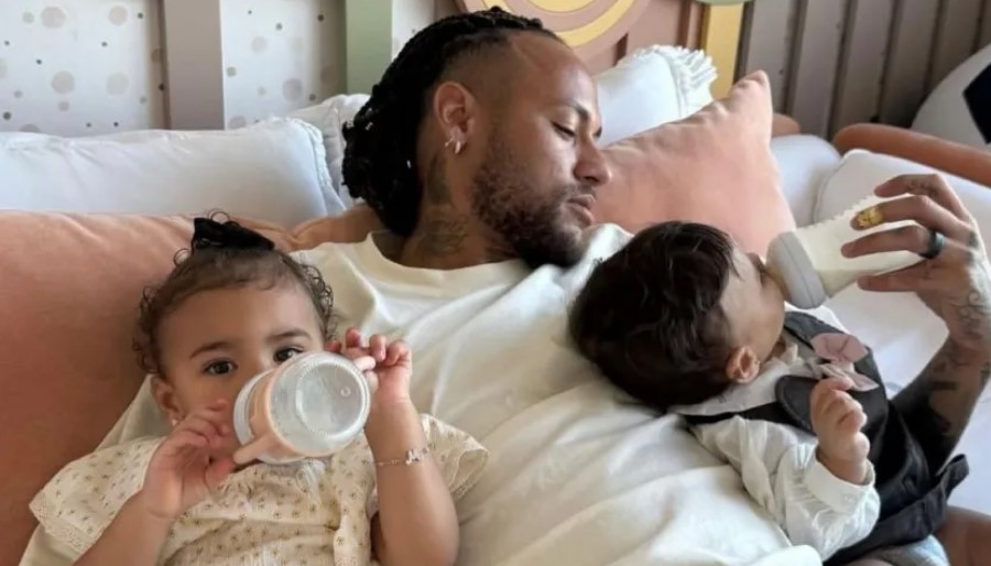 Mavie, 1, e Helena, de nove meses filhas de Neymar