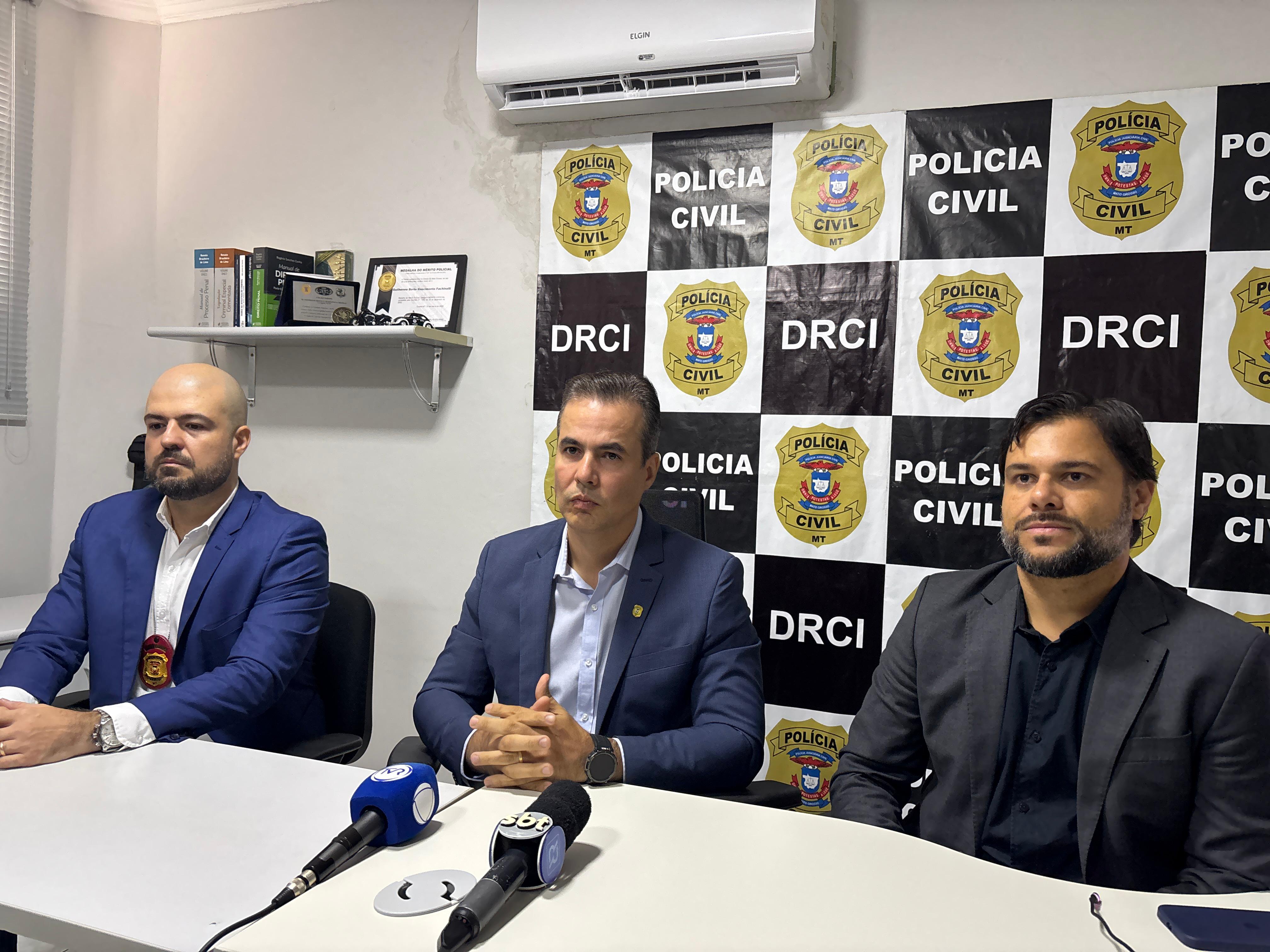 Delegados Gustavo Godoy (&iuml;&iquest;&frac12; esquerda), Cl&iuml;&iquest;&frac12;udio Alvares Santana e Guilherme Fachinelli (&iuml;&iquest;&frac12; direita), da Delegacia Especializada de Repress&iuml;&iquest;&frac12;o a Crimes Inform&iuml;&iquest;&frac12;ticos 