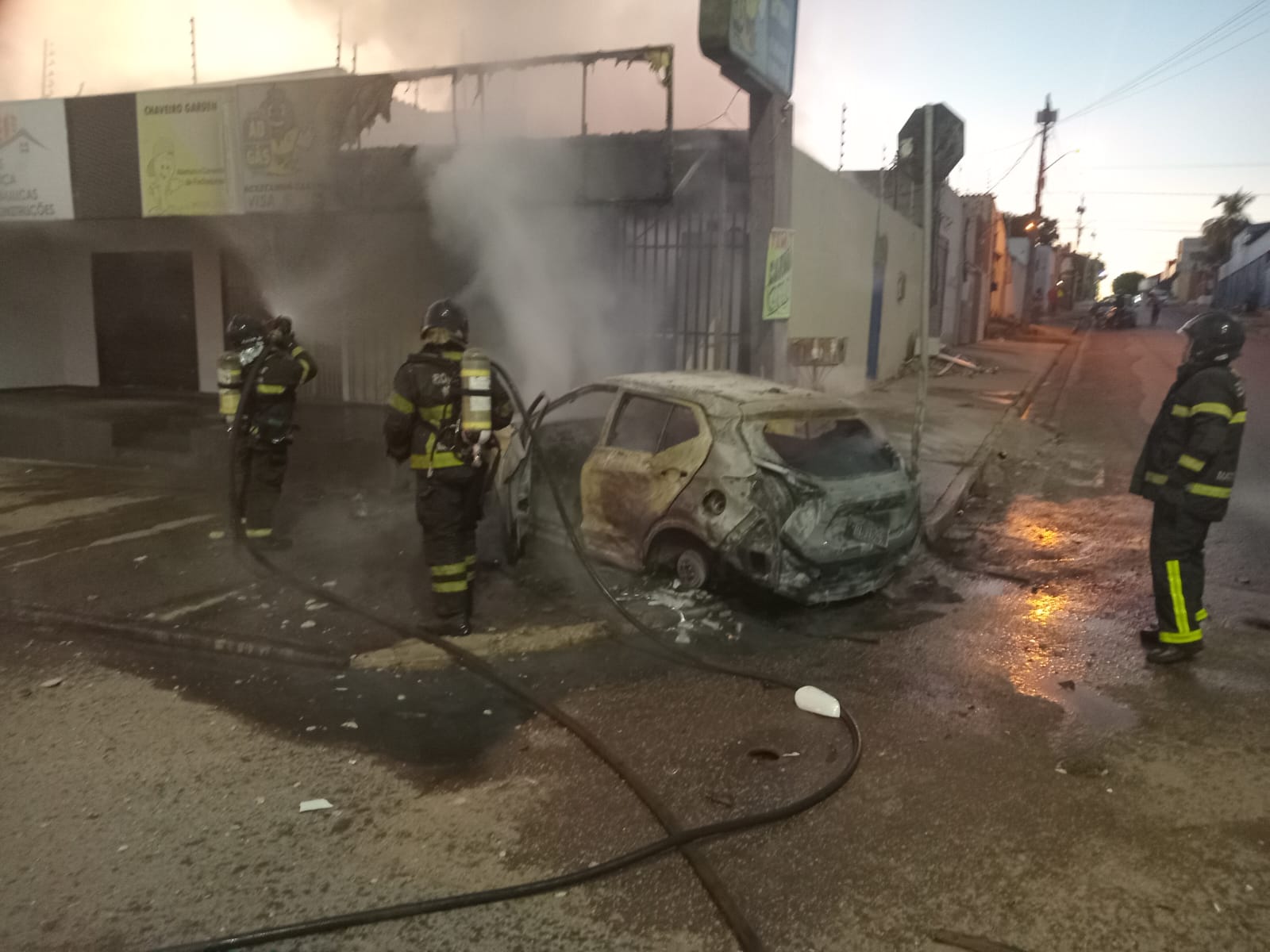 Carro pega fogo na rodovia Emanuel Pinheiro