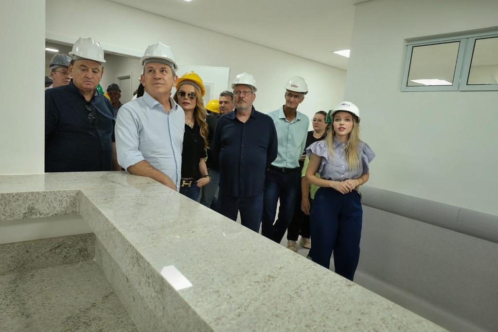 Mauro Mendes visita obra do Hospital de Alta Floresta