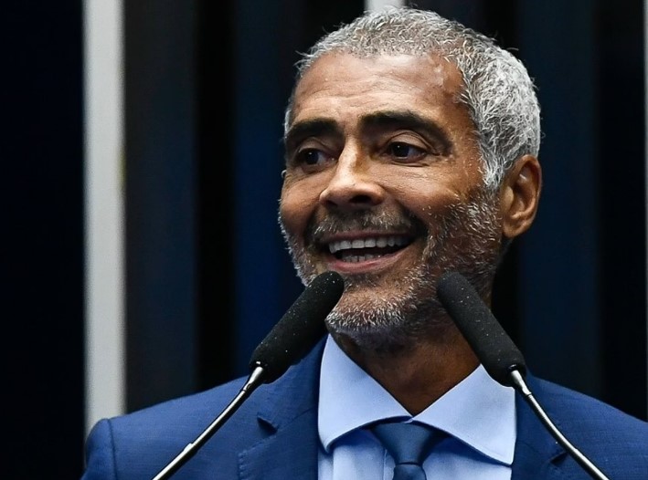 Ex-jogador e senador Rom&iuml;&iquest;&frac12;rio - transplante capilar