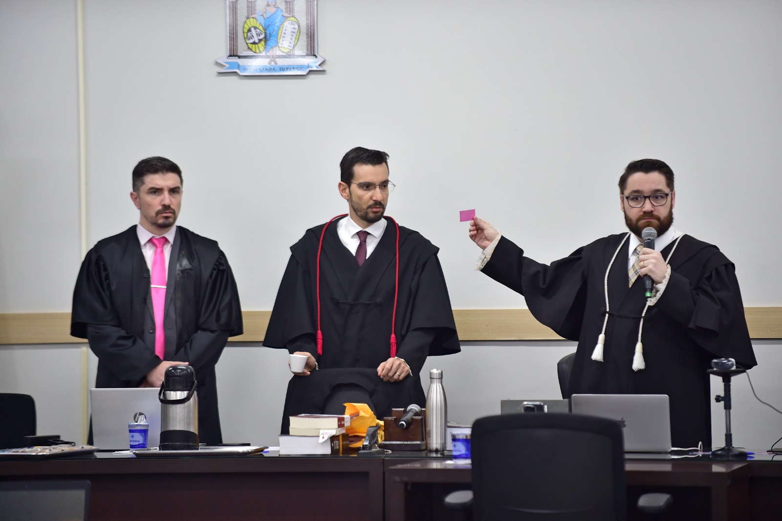 Conrado Pavelski Neto, Luiz Fernando Pipino, Rafael Depra Panichella, tribunal, juri, sorriso