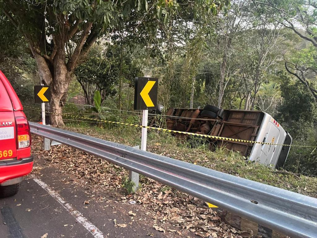 Acidente de microonibus na serra de sao vicente 34 feridos