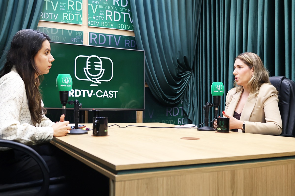 Jornalista Greyce Lima entrevista promotora  Claire Vogel Dutra durante Rdtv Cast