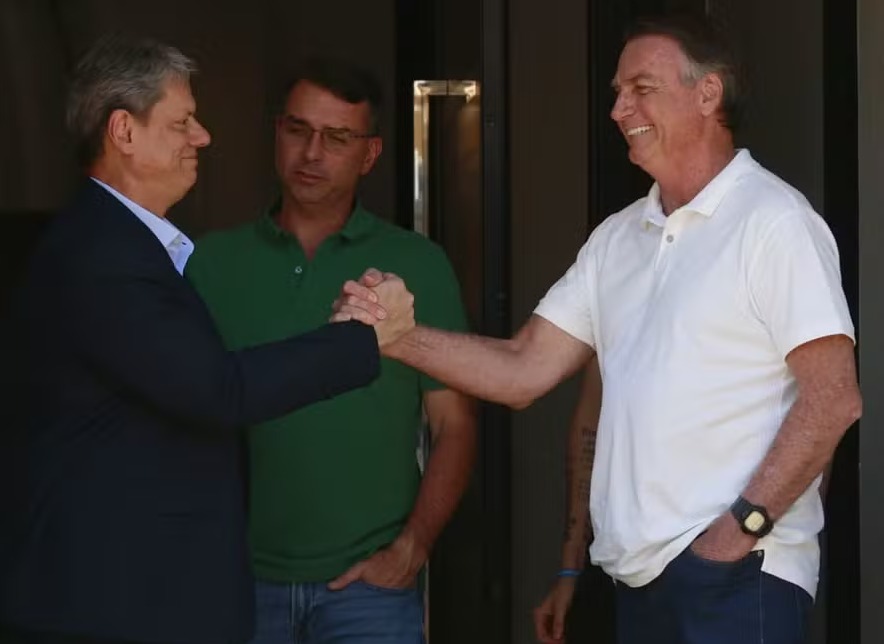 Tarc�sio de Freitas visita Jair Bolsonaro em pris�o domiciliar
