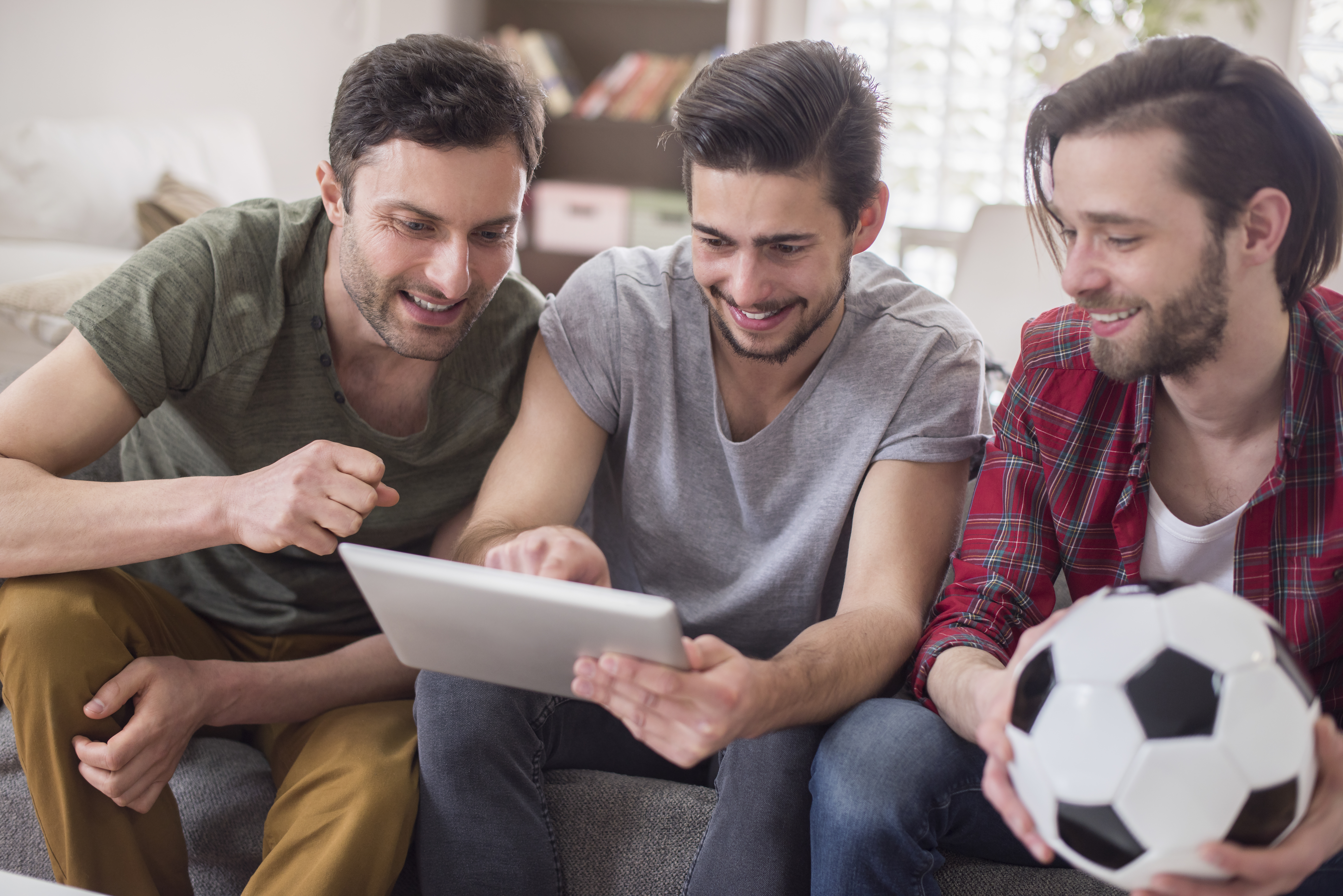 Futebol homens assistindo apostas - bets