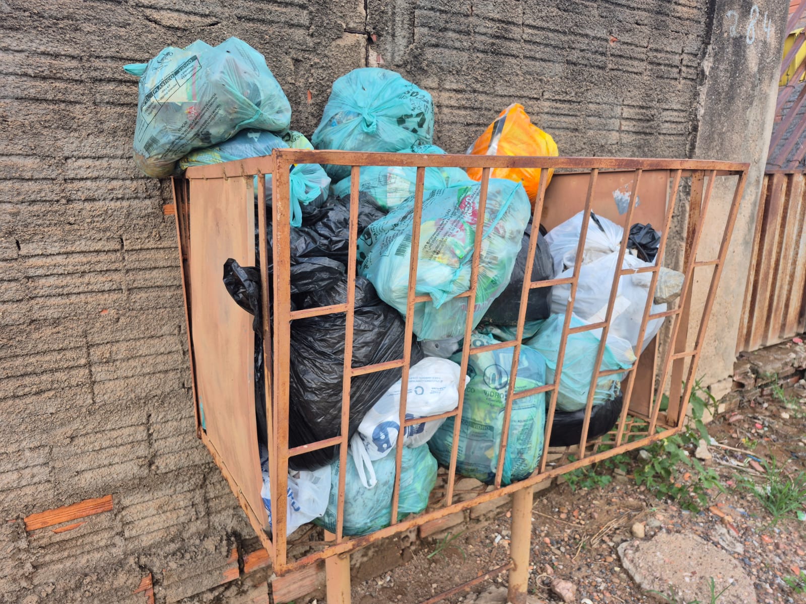Lixo, bairro Manga, V&iuml;&iquest;&frac12;rzea Grande