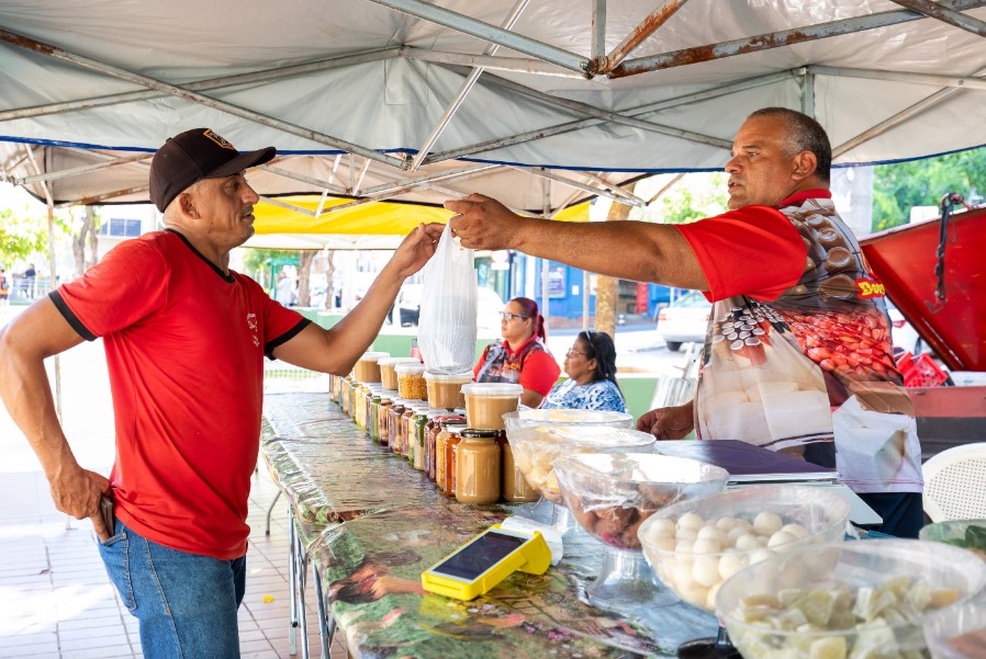 Feira agricultura familiar pra�a Alencastro em Cuiab�