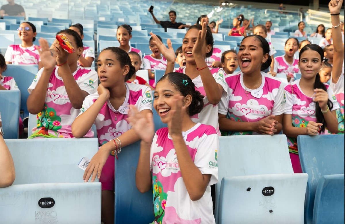 Simininas assistem futebol feminino na Arena