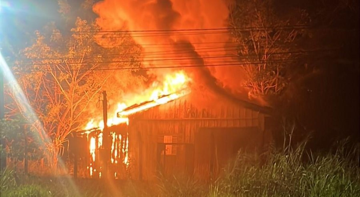 Homem incendia casa da mãe em Juína