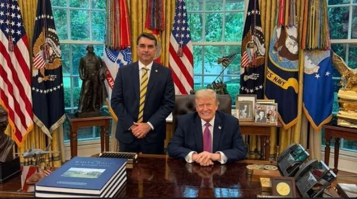 Senador Fl&aacute;vio Bolsonaro e o presidente Donald Trump Casa Branca