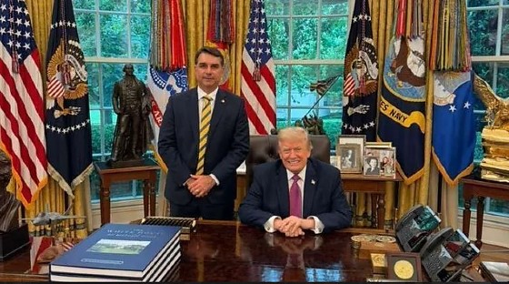 Senador Flávio Bolsonaro e o presidente Donald Trump Casa Branca