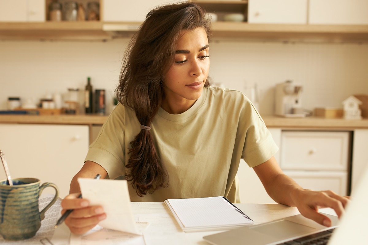 Mulher jovens com contas a pagar d&iacute;vidas