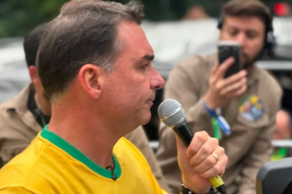 Flávio Bolsonaro defende redução da maioridade penal e ironiza emenda do PT