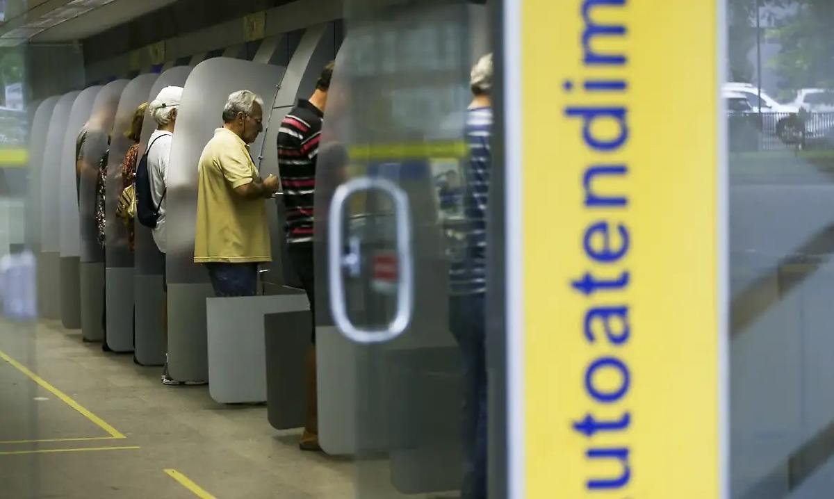idosos usando caixa eletr&ocirc;nico banco do brasil