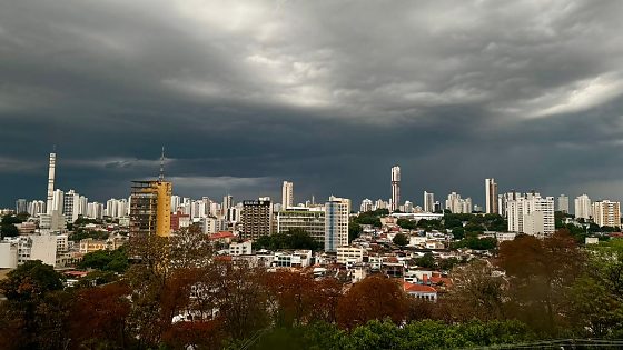 Céu nublado, chuva, frio, MT, Cuiabá