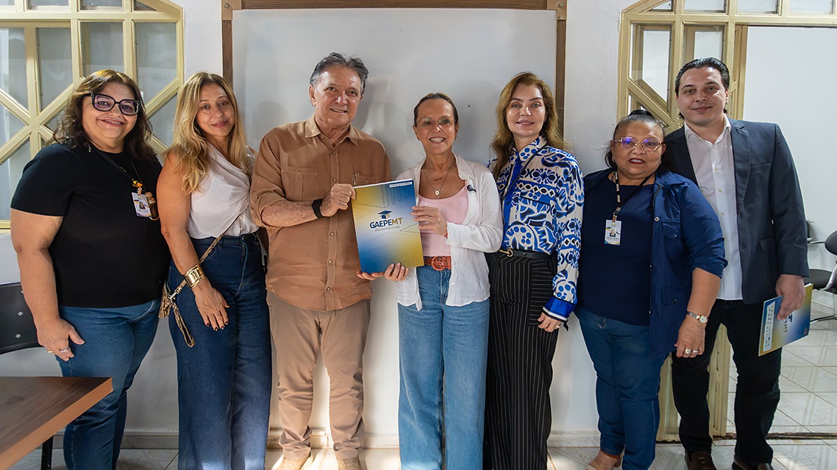 Antonio Joaquim entrega carta a Natasha Slhessarenko