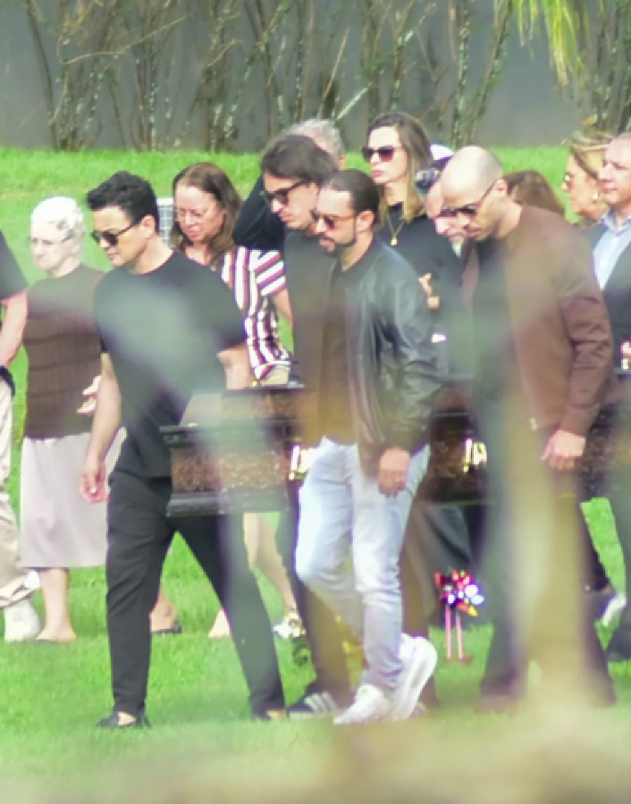 Renner é visto carregando o caixão de Rick no velório do cantor; veja fotos