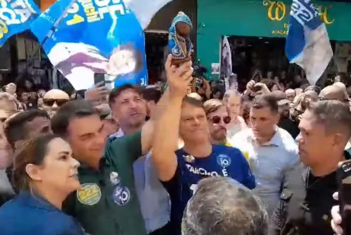 Flávio Bolsonaro levanta imagem de Nossa Senhora de crochê