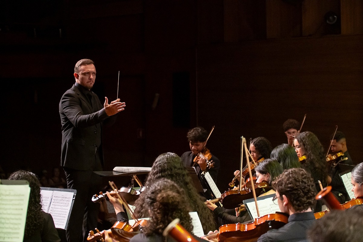 Orquestra sob a regência de Leonnid Paniago.jpeg