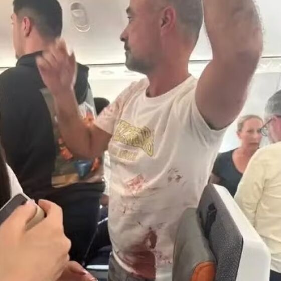 Piloto é esfaqueado pelo copiloto na cabine de avião