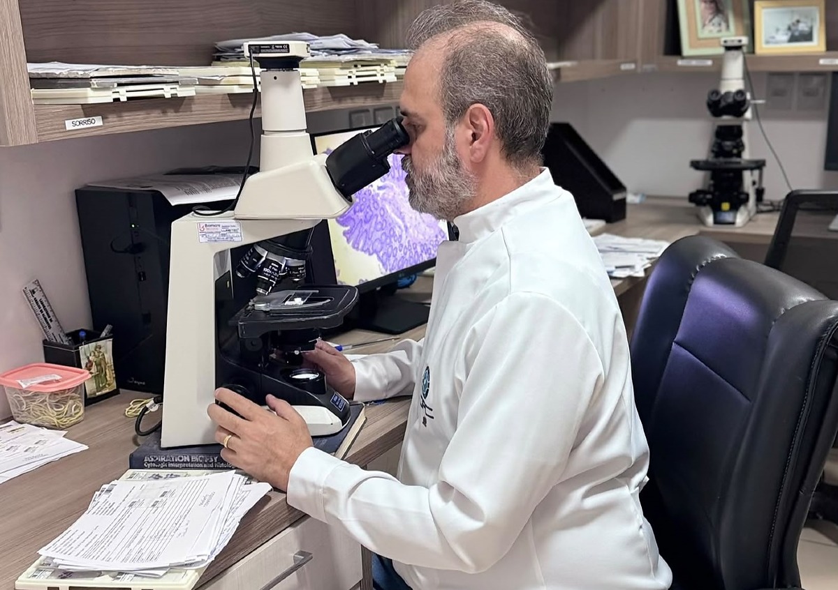Médico patologista Carlos Aburad