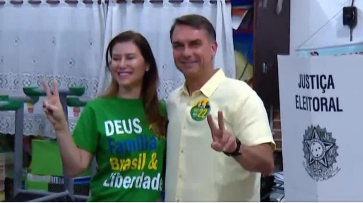 Após votar, Flávio Bolsonaro pede "voto de confiança" no primeiro turno