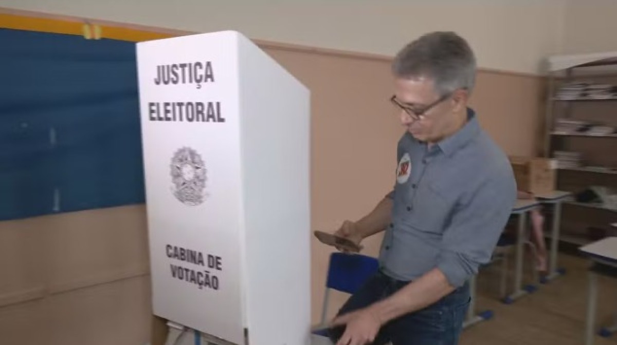 Zema indo até a cabine eletrônica