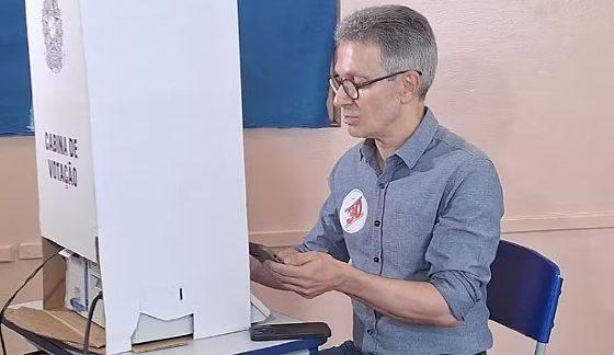 Zema vota com o celualr na mão em Araxá