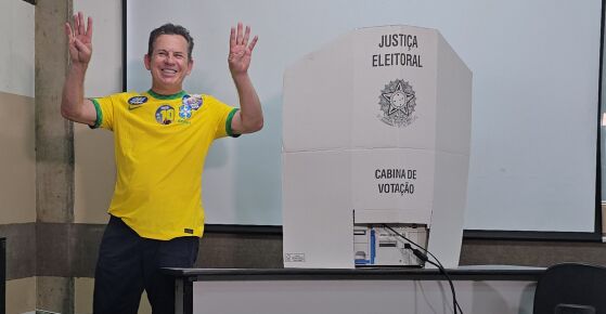 Mauro Mendes votando na UFMT, eleições de 2026