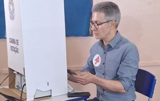 Zema vota com o celualr na mão em Araxá
