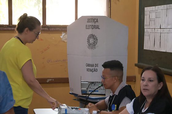 Votação em Cuiabá urna eletrônica - Justiça Eleitoral