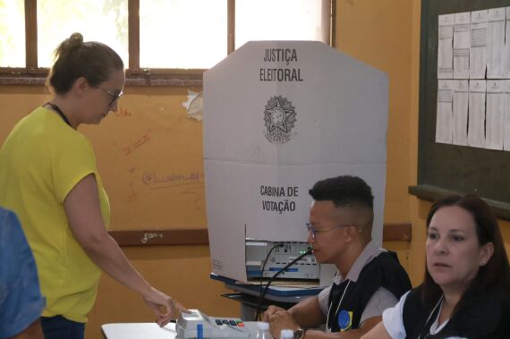 Votação em Cuiabá urna eletrônica - Justiça Eleitoral