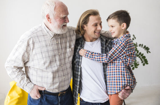 Famílias gerações pai, filho e neto