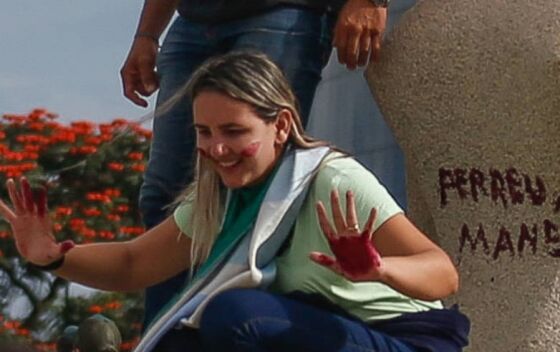 Débora Rodrigues - a Débora do Batom estátua da Justiça
