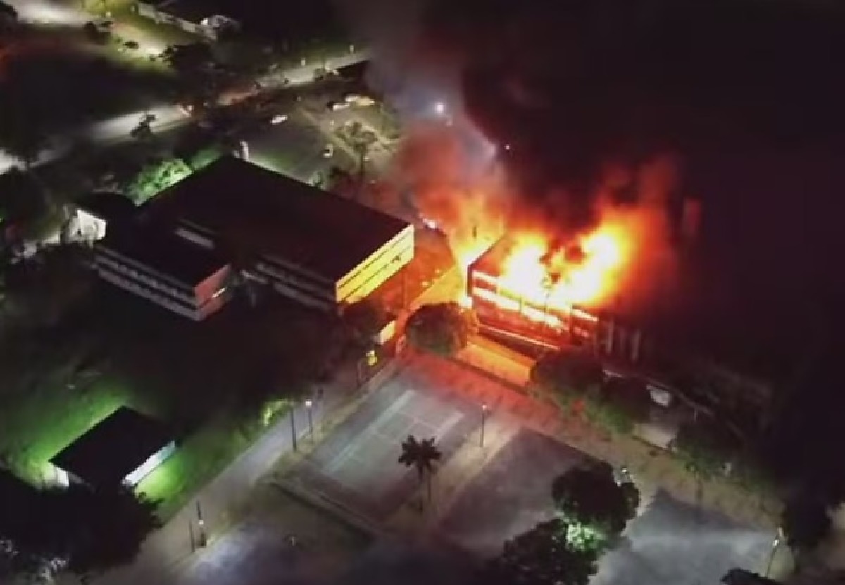 Incêndio atinge prédio com laboratórios na UFPE