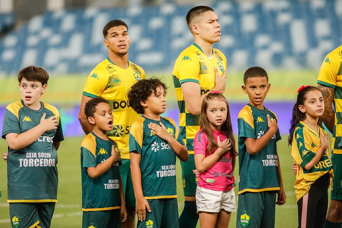 Cuiabá - jogadores e crianças