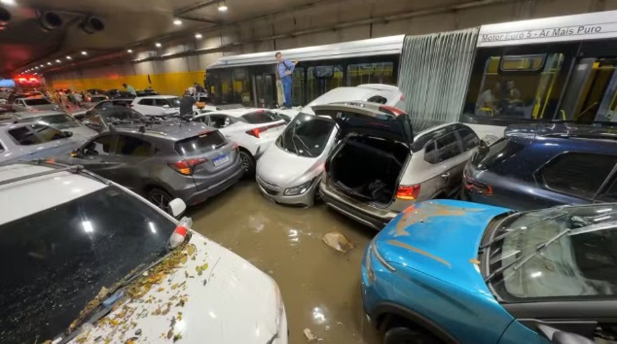 Carros amontoados após inundação no túnel do Anhangabaú, em SP